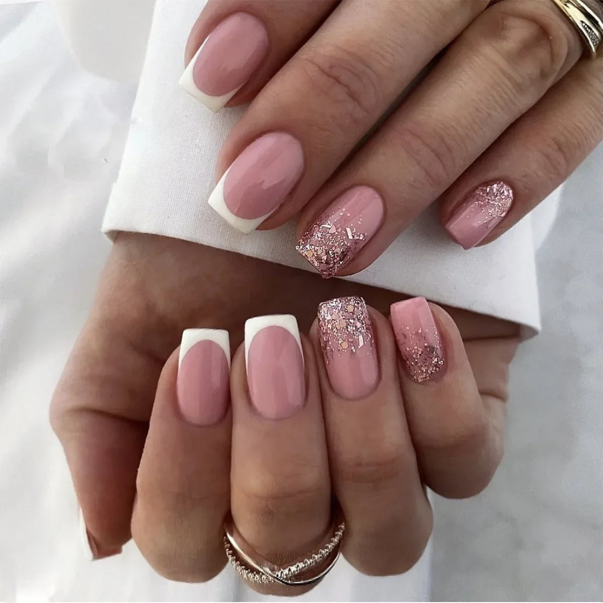 24Pcs Short Retro Flower Design Nails Art Manicure Pink False Nails Wearable Square Fake Nails Press on Full Cover Nail Tips