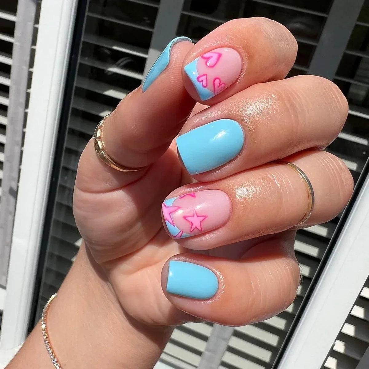 24Pcs Short Retro Flower Design Nails Art Manicure Pink False Nails Wearable Square Fake Nails Press on Full Cover Nail Tips