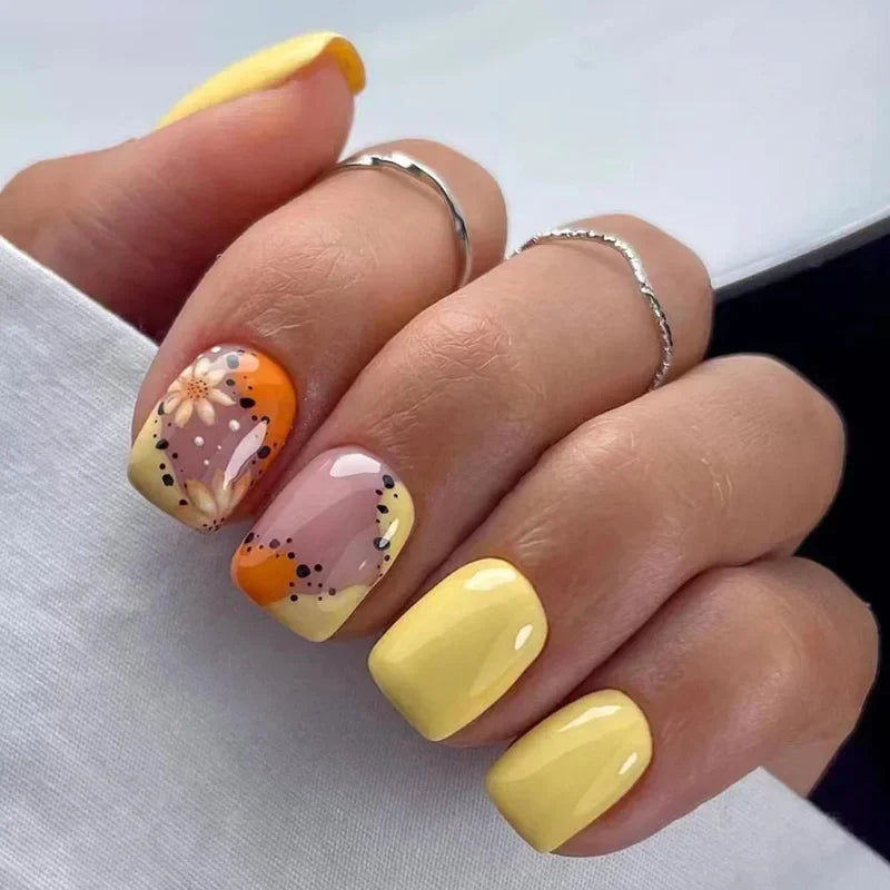 24Pcs Short Retro Flower Design Nails Art Manicure Pink False Nails Wearable Square Fake Nails Press on Full Cover Nail Tips