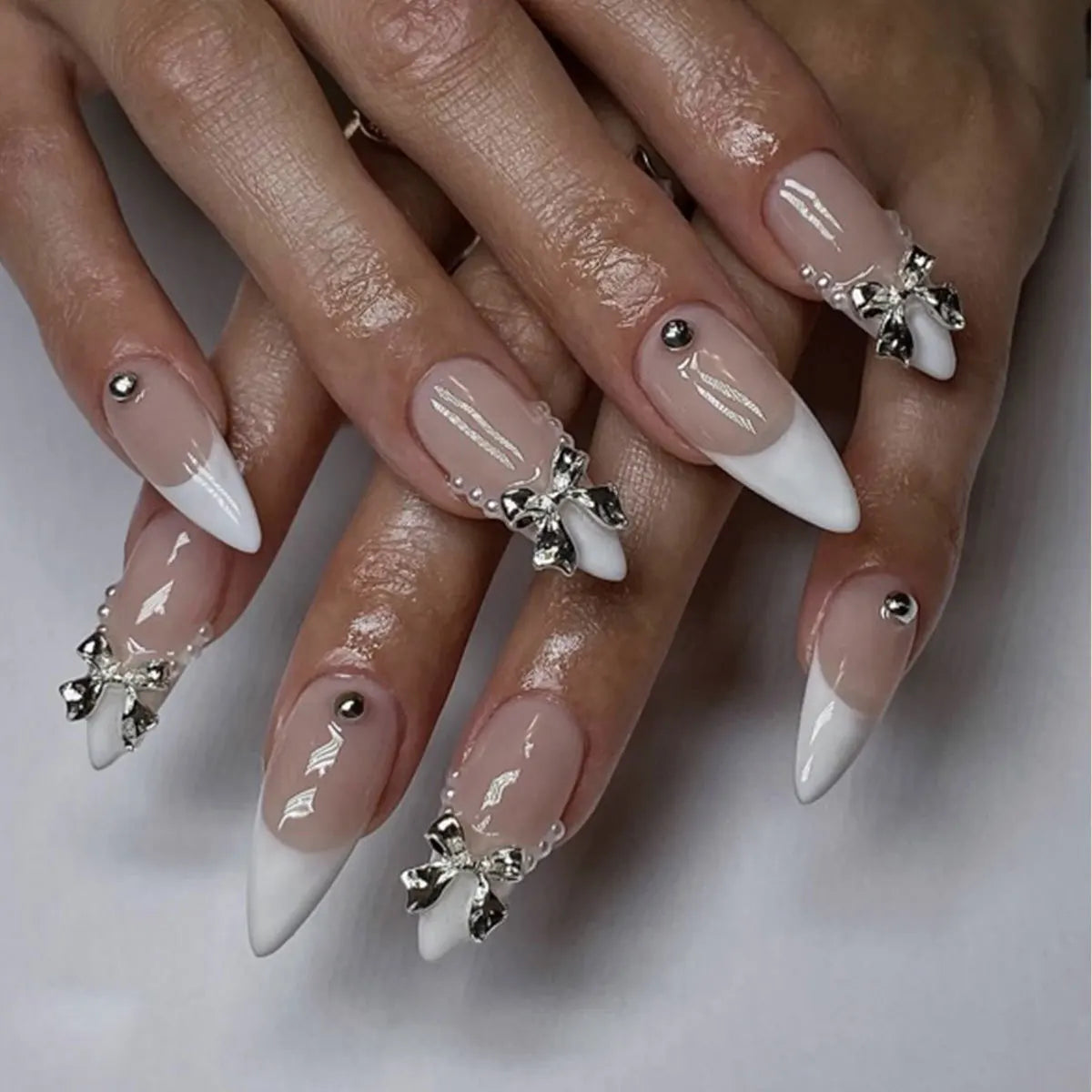 24Pcs Simple French Fake Nails with Almond Head Design Detachable 3D Irregular Star Pattern Press on False Nails Manicure Tools