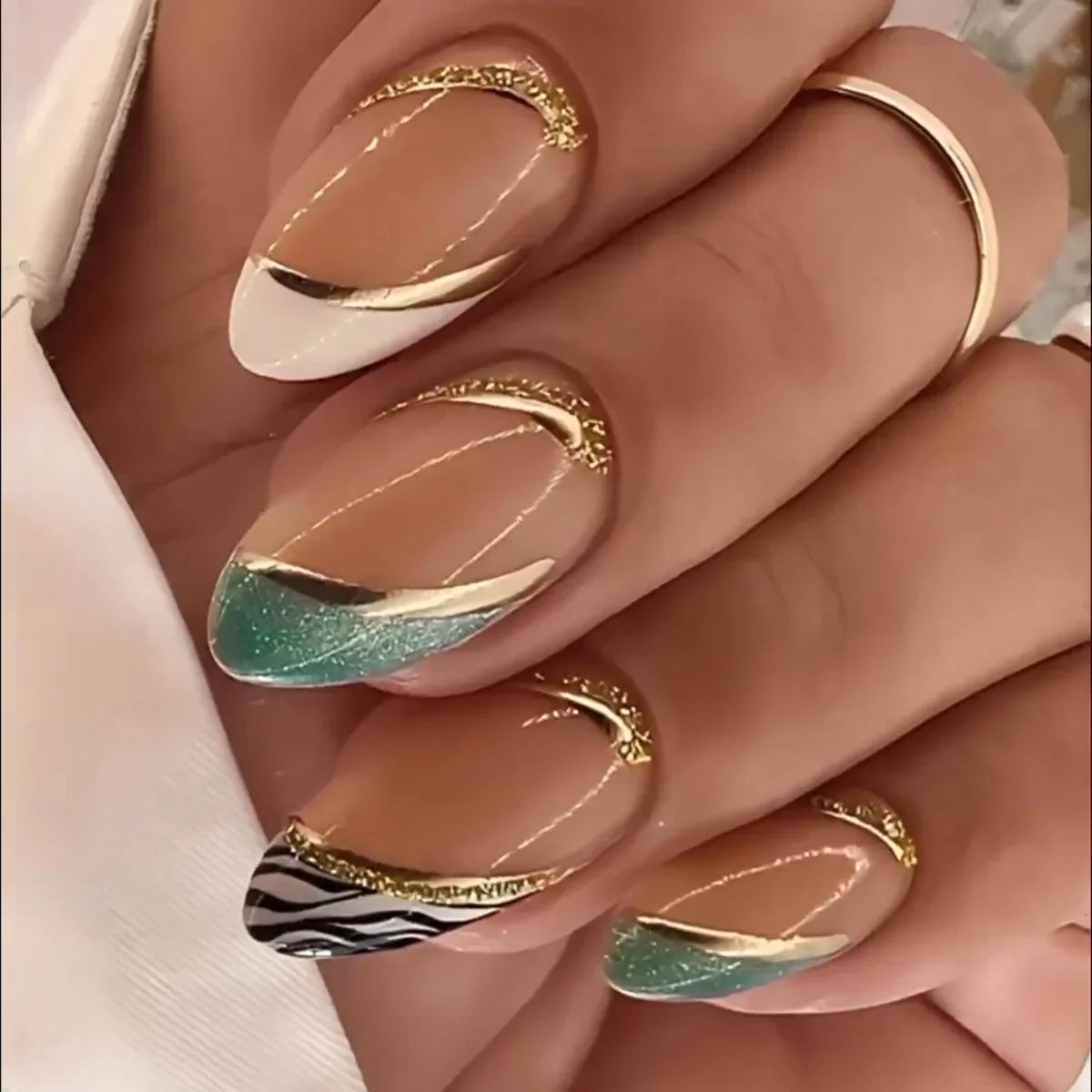 24Pcs Medium Long Acrylic Fake Nails Art Cool Spice Girls Wearing False Nails Set Press on Nail Tips Removable French Nails Fake
