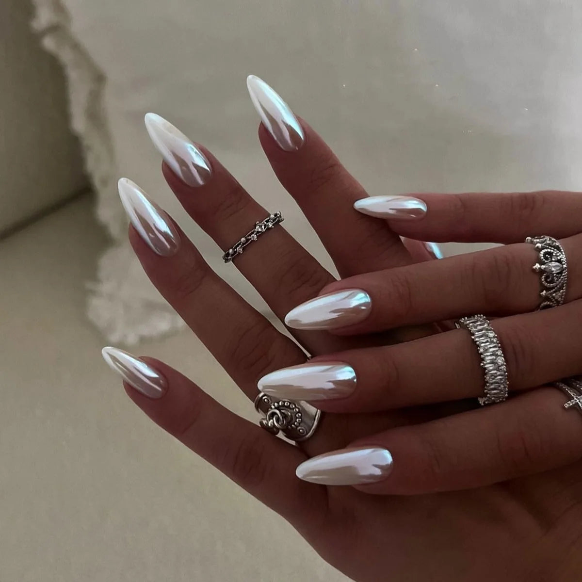 24Pcs Simple French Fake Nails with Almond Head Design Detachable 3D Irregular Star Pattern Press on False Nails Manicure Tools