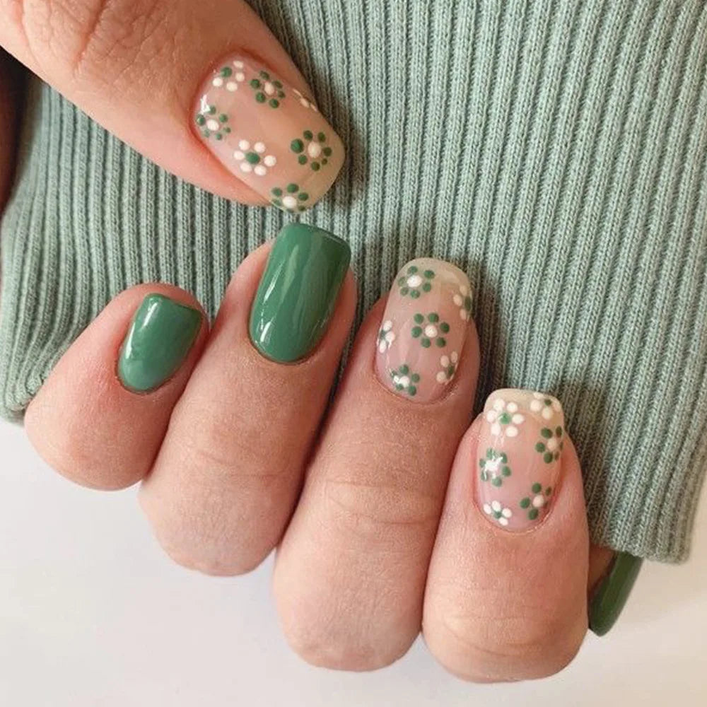 24Pcs Short Retro Flower Design Nails Art Manicure Pink False Nails Wearable Square Fake Nails Press on Full Cover Nail Tips