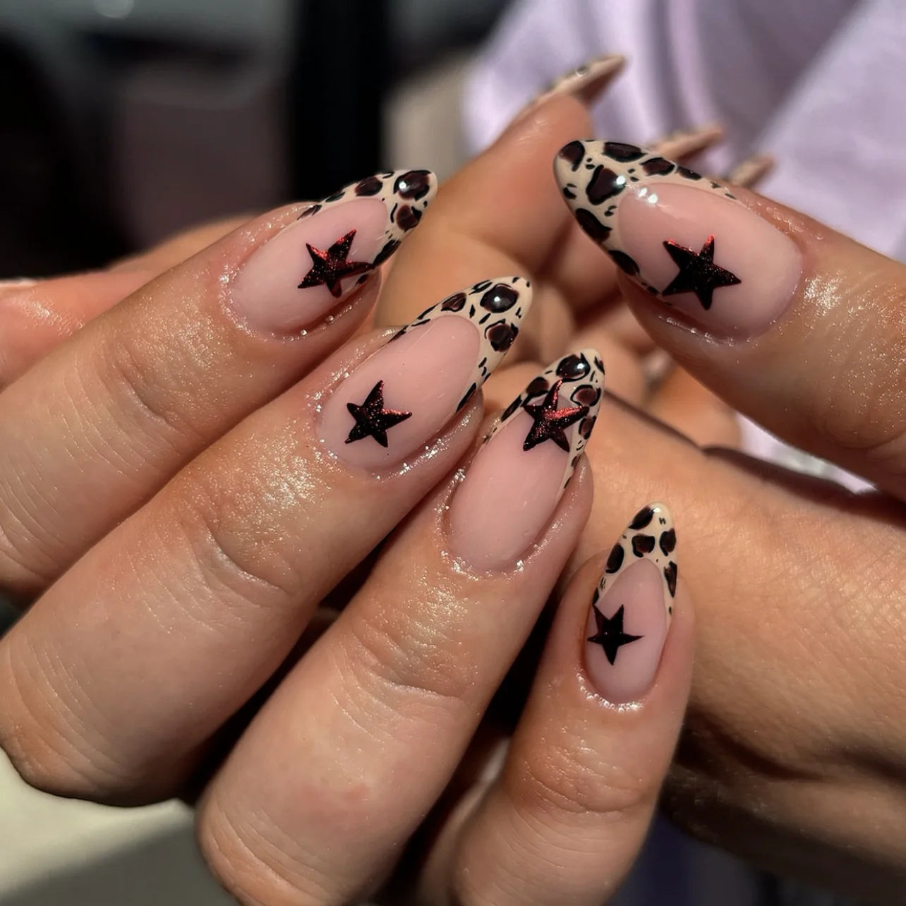 24Pcs Simple French Fake Nails with Almond Head Design Detachable 3D Irregular Star Pattern Press on False Nails Manicure Tools